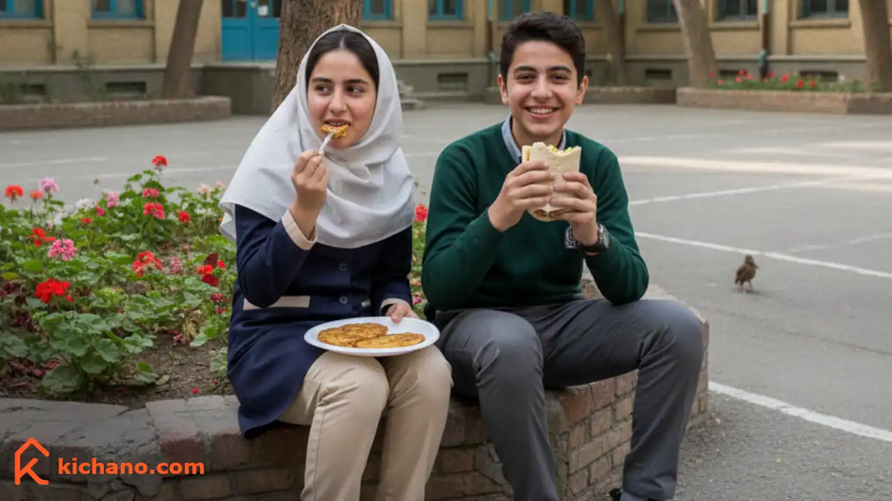 دو دانش آموز ایرانی ۱۵ ساله در حیاط مدرسه در حال خوردن کوکو سیب زمینی