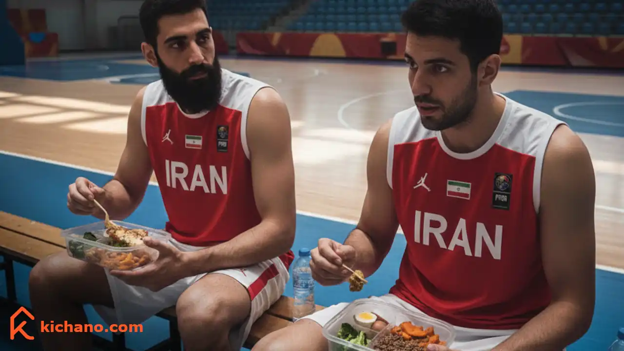 دو بسکتبالیست ایرانی در زمین بسکتبال که روی نیمکت کنار زمین نشته‌اند و ناهار ساده پروتئینی برنامه غذایی‌شان را می‌خورند