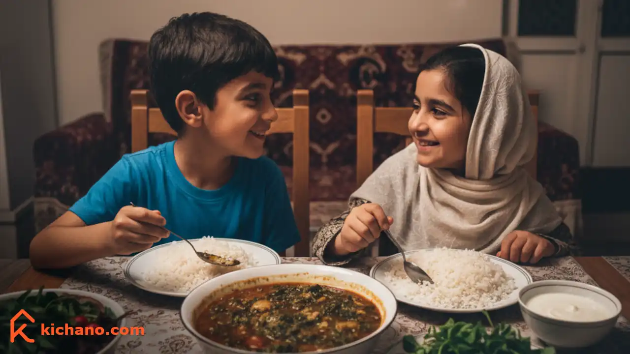 دو کودک ایرانی در حال خوردن خورشت ساده برای شام