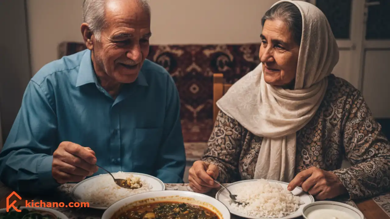 یک زن و شوهر مسن ایرانی در حال گفتگو و خوردن خورشت ساده برای شام